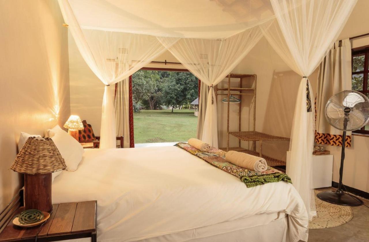 Marula Lodge Mfuwe Bagian luar foto