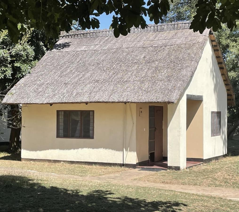 Marula Lodge Mfuwe Bagian luar foto