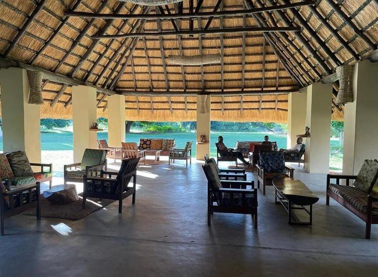 Marula Lodge Mfuwe Bagian luar foto