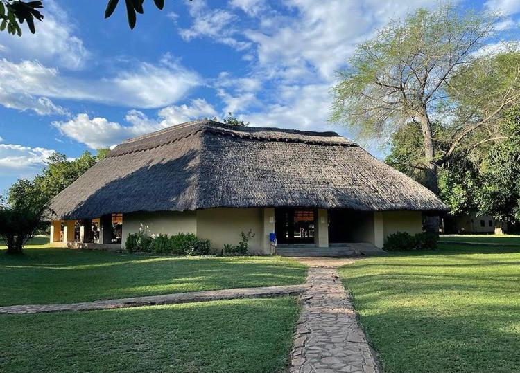 Marula Lodge Mfuwe Bagian luar foto